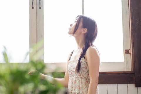 日本人 女性 窓 リラックス