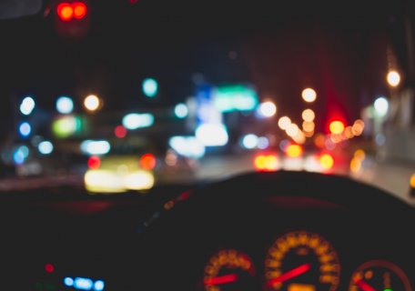 車 車内 夜 メーター 道路