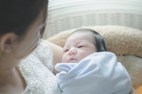 日本人 新生児 抱っこ