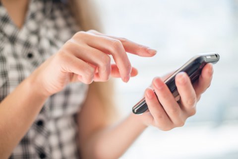 女性 携帯電話 スマホ