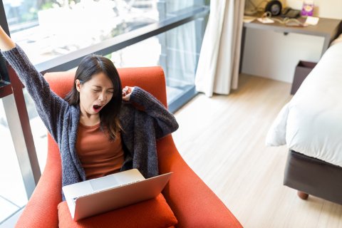 日本人 女性 眠い