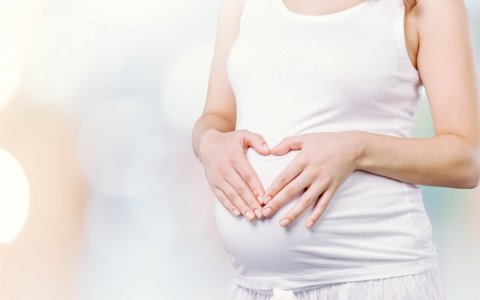 女性 妊婦 お腹