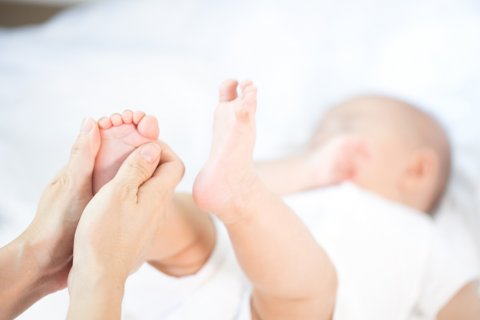 赤ちゃん 仰向け ママ 手