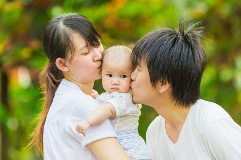 新米パパ 家族 赤ちゃん 日本人