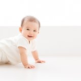 (アイキャッチ)赤ちゃん はいはい 日本人