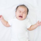 赤ちゃん 背中スイッチ 泣く 日本人