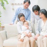 (アイキャッチ)家族 祖父母 孫 日本人