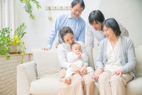 (アイキャッチ)家族 祖父母 孫 日本人