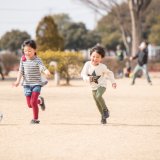 サッカー 公園 子供 薄着 日本人
