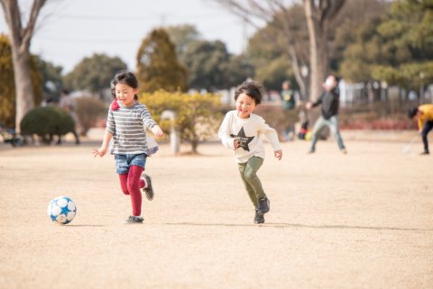 サッカー 公園 子供 薄着 日本人