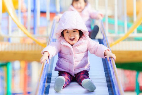 子供 公園 滑り台 日本人