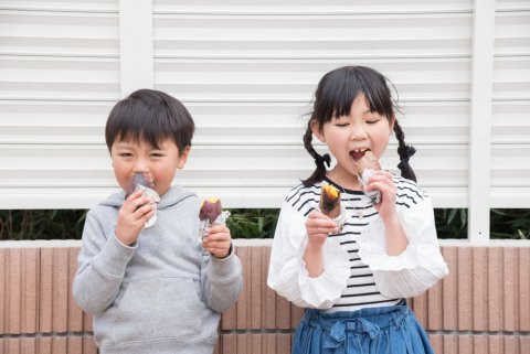 焼き芋 子供 薄着 日本人