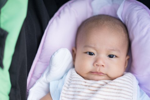 赤ちゃん 泣かない 真顔 日本人