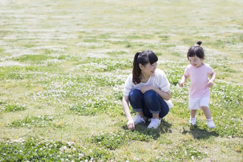 ママ 女の子 遊ぶ 公園