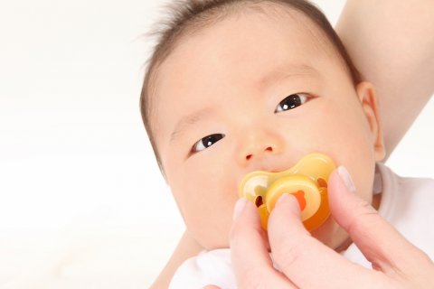 おしゃぶり 赤ちゃん 日本人