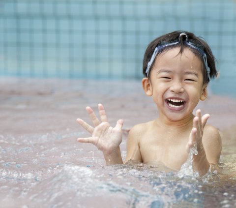プール 日本人 子供