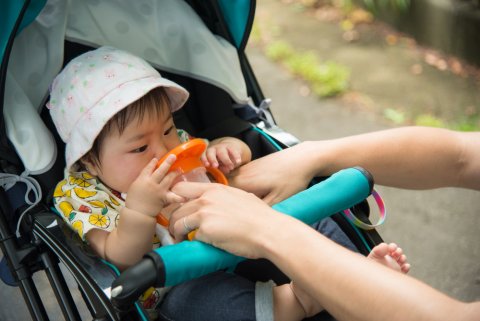 赤ちゃん お出かけ 日本人 飲み物 ベビーカー