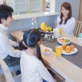 4人 家族 食事 日本人