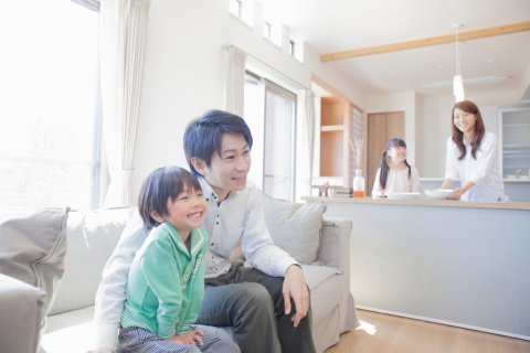 4人 家族 リラックス 日本人