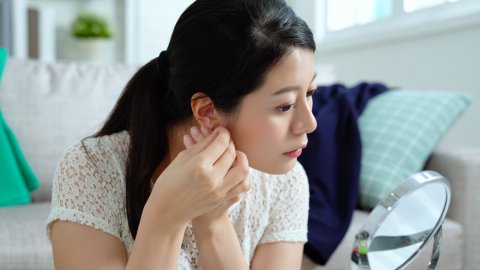 女性 準備 着替え 日本人 化粧