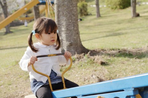 3歳 公園 女の子 シーソー 日本人 子供