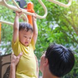 赤ちゃん 夏 汗 公園 日本人