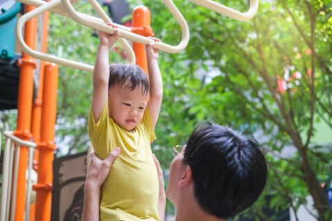 赤ちゃん 夏 汗 公園 日本人