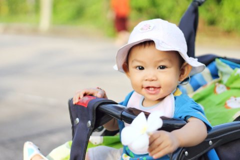 日本人 赤ちゃん 夏 ベビーカー