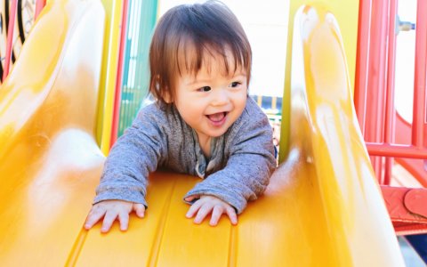 赤ちゃん 子供 滑り台 日本人 公園