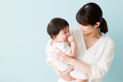 女の子 赤ちゃん ママ 親子 笑顔 抱っこ