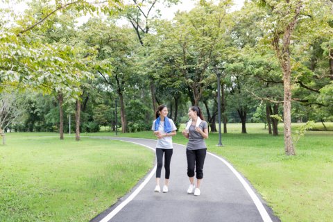 日本人 女性 ウォーキング