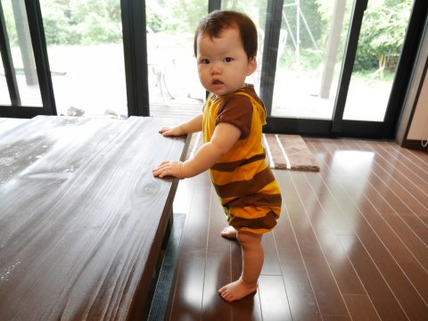 つかまり立ち 赤ちゃん 日本人