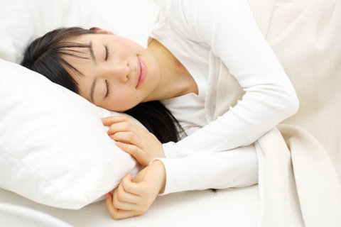 日本人 女性 寝る 休む