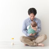 パパ 授乳 哺乳瓶 ミルク 日本人(アイキャッチ)