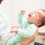 赤ちゃん 泣く 抱っこ ママ 夜泣き