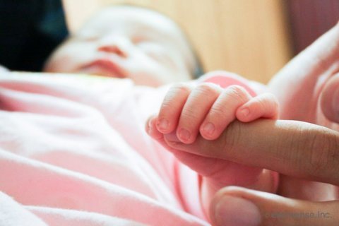 赤ちゃん 健診 指 つかむ