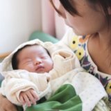 ママ 赤ちゃん 乳児 抱っこ(アイキャッチ)
