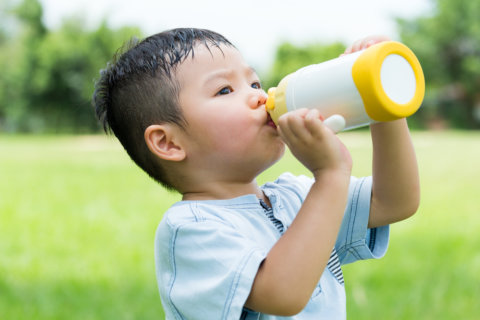 汗 水筒 夏 外 遊ぶ