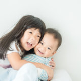 姉 弟 子供 赤ちゃん 笑顔