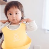 1歳 離乳食 ご飯 エプロン