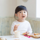 食事 女の子 幼児