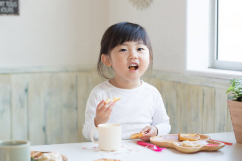 食事 女の子 幼児