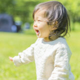 新緑 赤ちゃん 散歩 笑顔 わくわく 正方形 23983441