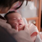 赤ちゃん 抱っこ 新生児 24100928_m
