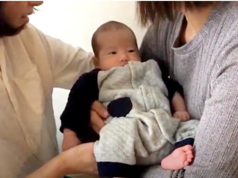 新生児 受け渡す