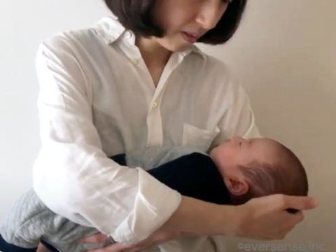 新生児 横抱きから縦抱き