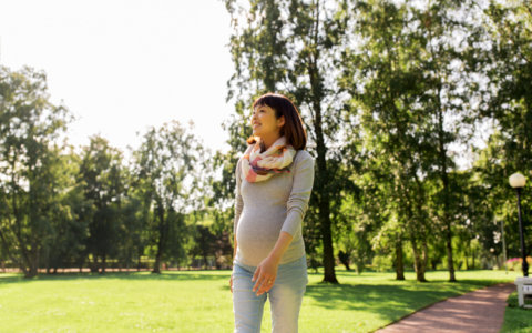 妊婦 散歩 歩く 自然