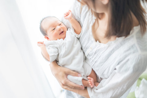 赤ちゃん 新生児 抱っこ 親子
