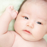 新生児 赤ちゃん 見つめる 目