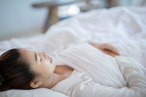 女性 休む 寝る
